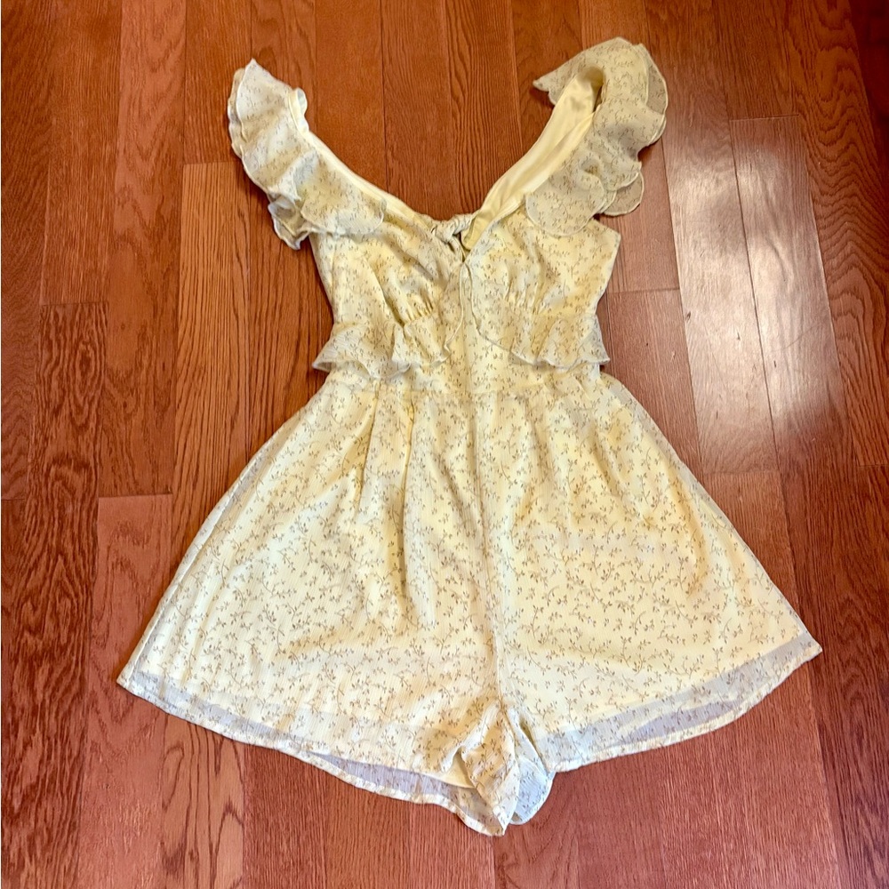 Francesca’s Kadence Yellow Flutter Sleeve Romper.  Size XS - Picture 4 of 11